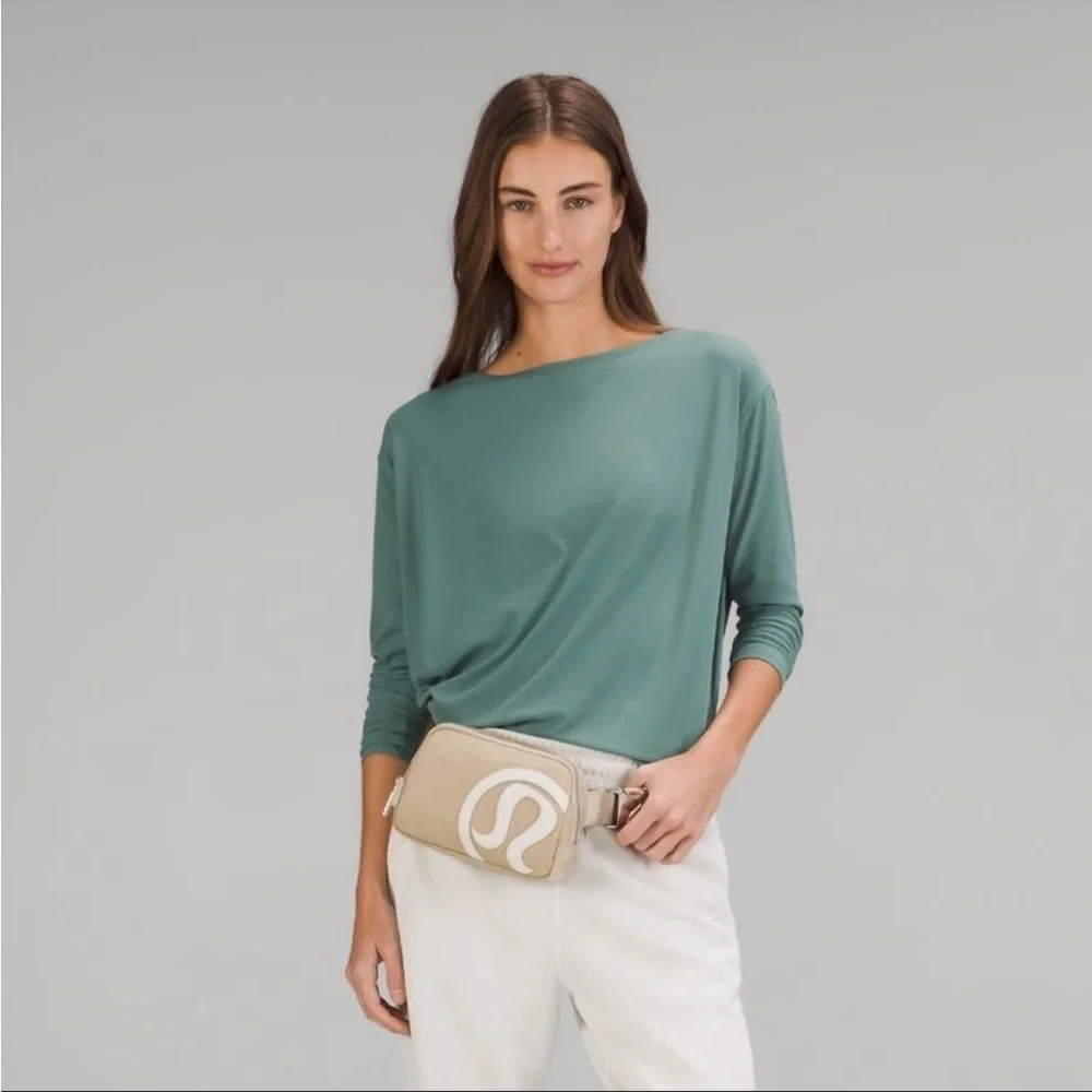 🚨🚨SOLD🚨🚨Lululemon belt bag trench with opal logo NWT - Picture 5 of 13